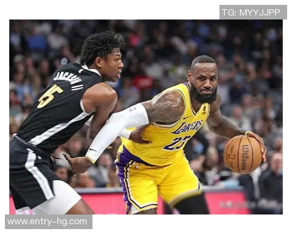 湖人本季失利均为两位数分差上季引入卢卡后13场比赛输掉8场同样分差惨重